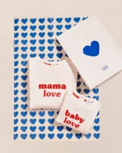 La Grande Pochette Cadeau Coeur Signature - 27 X 38 Cm - Crème -Bijoux Magasin Packaging Sweatloverouge sweatmamaloverougeivoire sweatbabyloverougeivoire emoiemoi TOPSHOT 26 75423Wweb