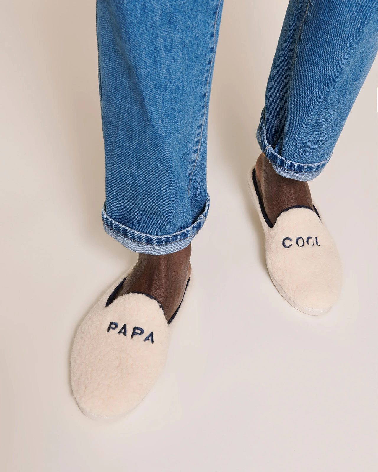Les Chaussons Papa Cool En Laine Bouclette - Angarde X émoi émoi 3 Les Chaussons Papa Cool En Laine Bouclette - Angarde X émoi émoi