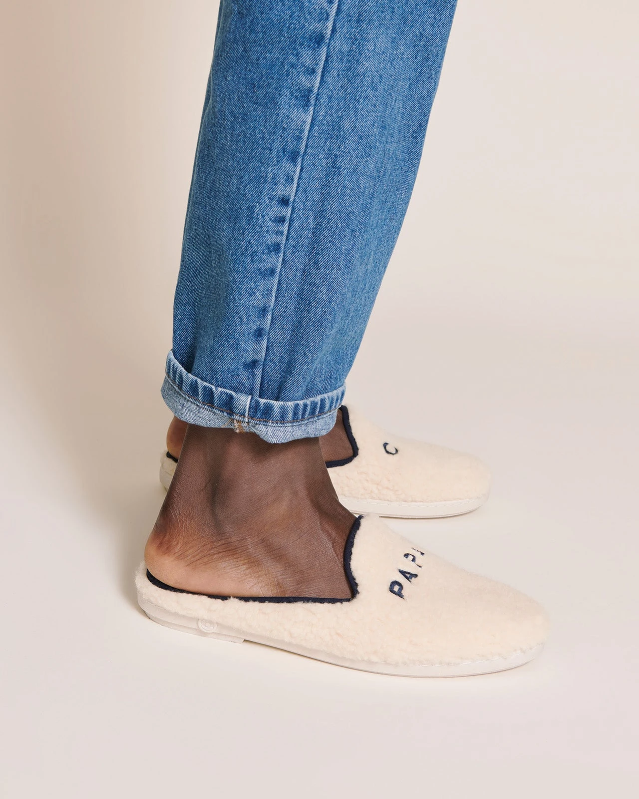 Les Chaussons Papa Cool En Laine Bouclette - Angarde X émoi émoi 4 Les Chaussons Papa Cool En Laine Bouclette - Angarde X émoi émoi – Image 2