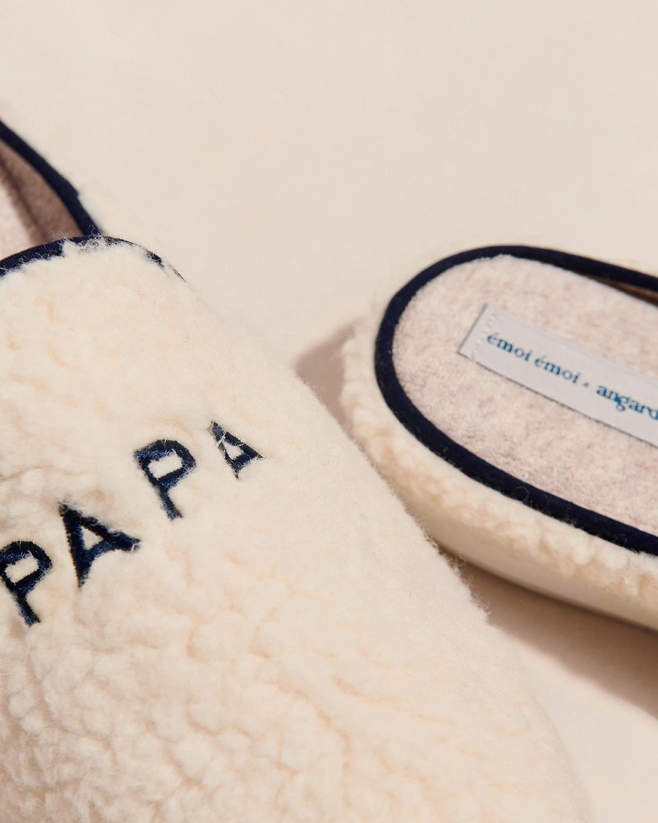 Les Chaussons Papa Cool En Laine Bouclette - Angarde X émoi émoi 7 Les Chaussons Papa Cool En Laine Bouclette - Angarde X émoi émoi – Image 5