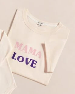 Le T-shirt Mama Love En Coton Bio - Crème -Bijoux Magasin Permanent IconicLovecosmic T shirtMamaLoveCosmic BodyBabyLove1 emoiemoi2web