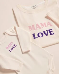 Le T-shirt Mama Love En Coton Bio - Crème -Bijoux Magasin Permanent IconicLovecosmic T shirtMamaLoveCosmic BodyBabyLove2 emoiemoi2web 236bce93 c7ff 4428 a68f e3f3672bc742