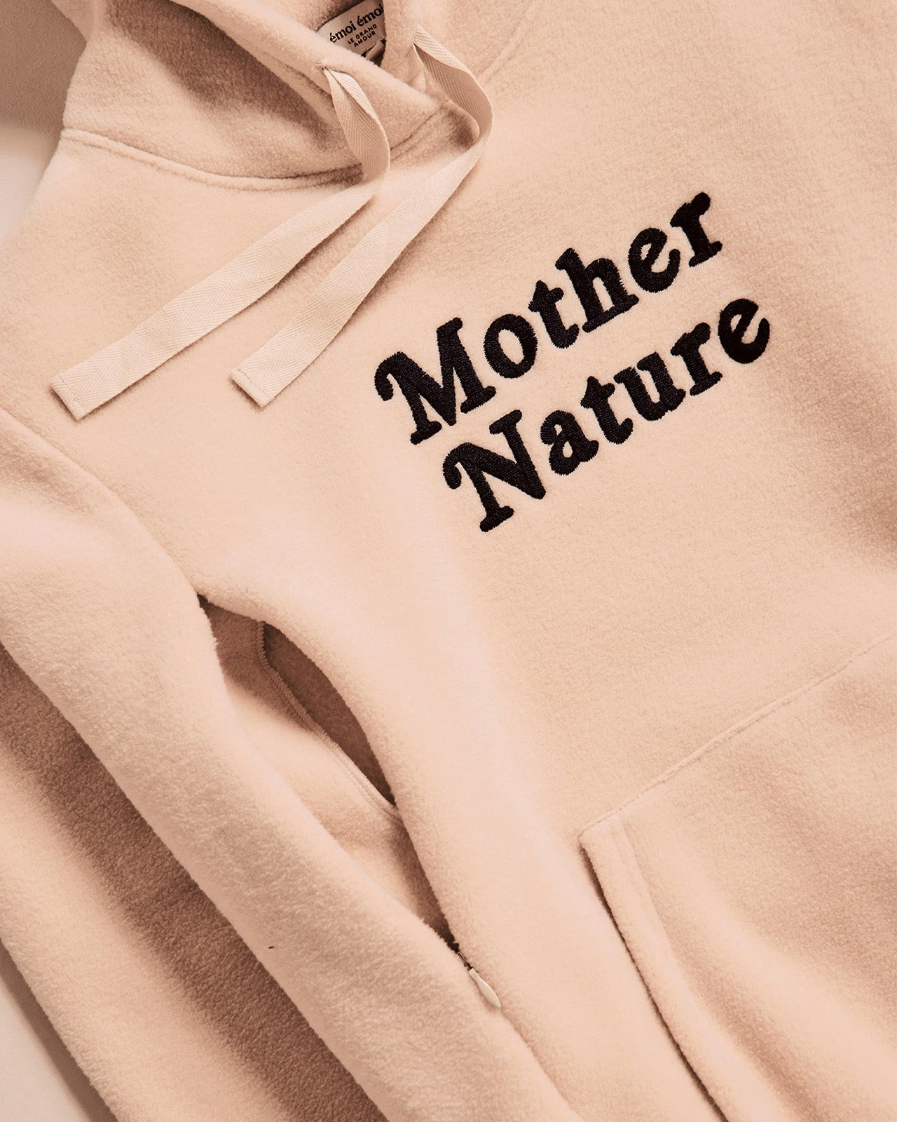 Le Hoodie D'allaitement Mother Nature En Polaire Recyclée - Latte 12 Le Hoodie D'allaitement Mother Nature En Polaire Recyclée - Latte – Image 10