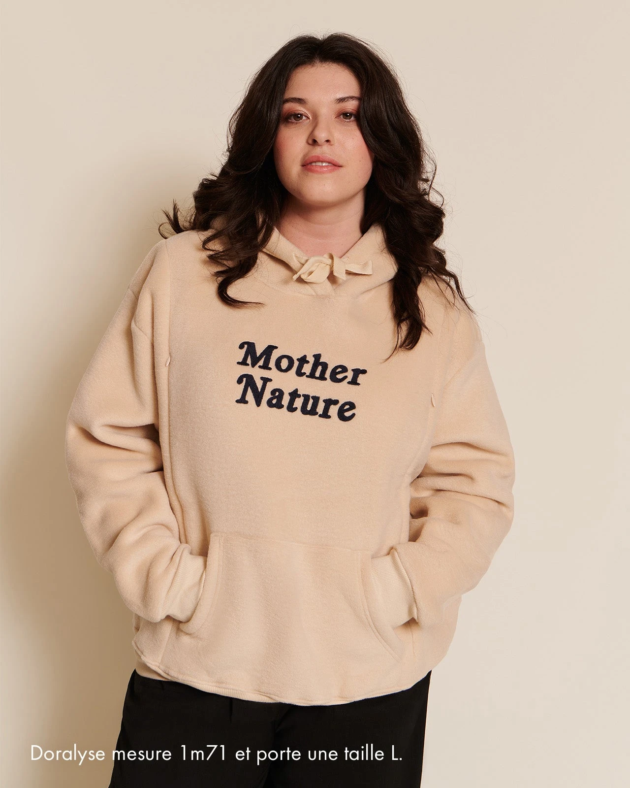 Le Hoodie D'allaitement Mother Nature En Polaire Recyclée - Latte 7 Le Hoodie D'allaitement Mother Nature En Polaire Recyclée - Latte – Image 5