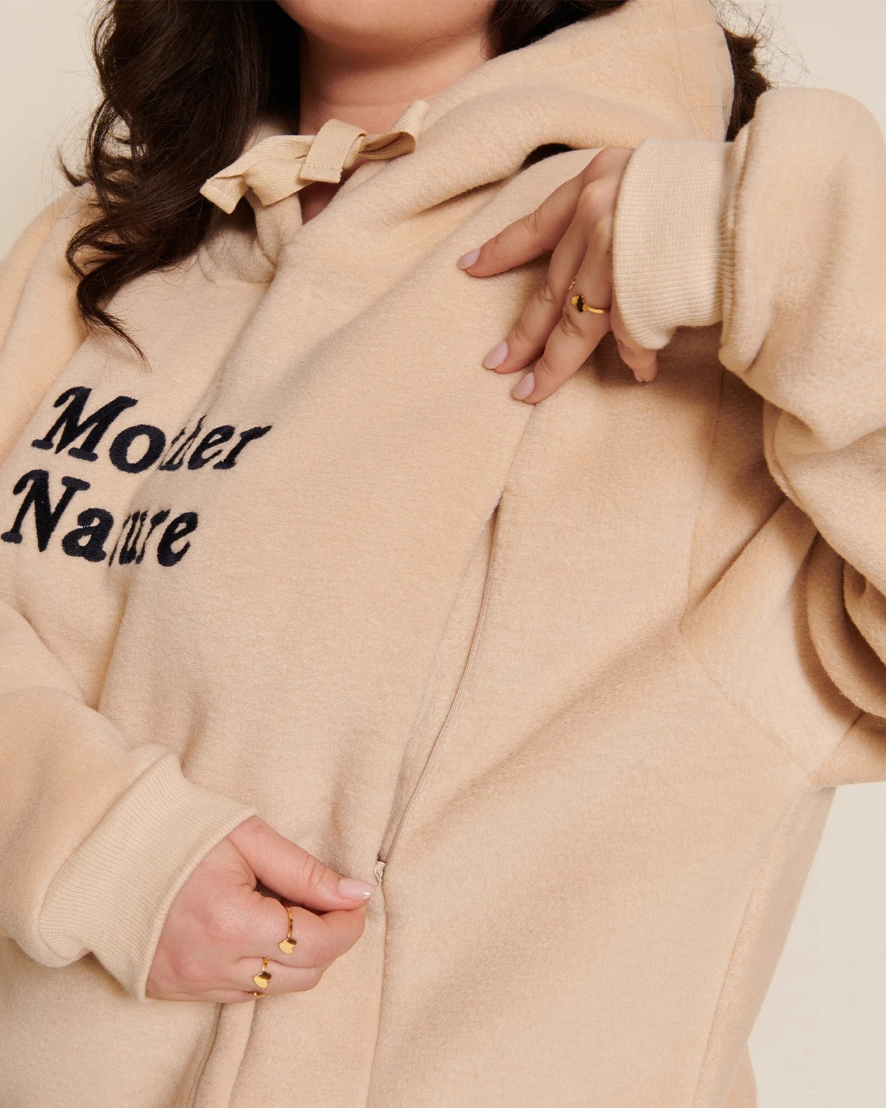 Le Hoodie D'allaitement Mother Nature En Polaire Recyclée - Latte 8 Le Hoodie D'allaitement Mother Nature En Polaire Recyclée - Latte – Image 6