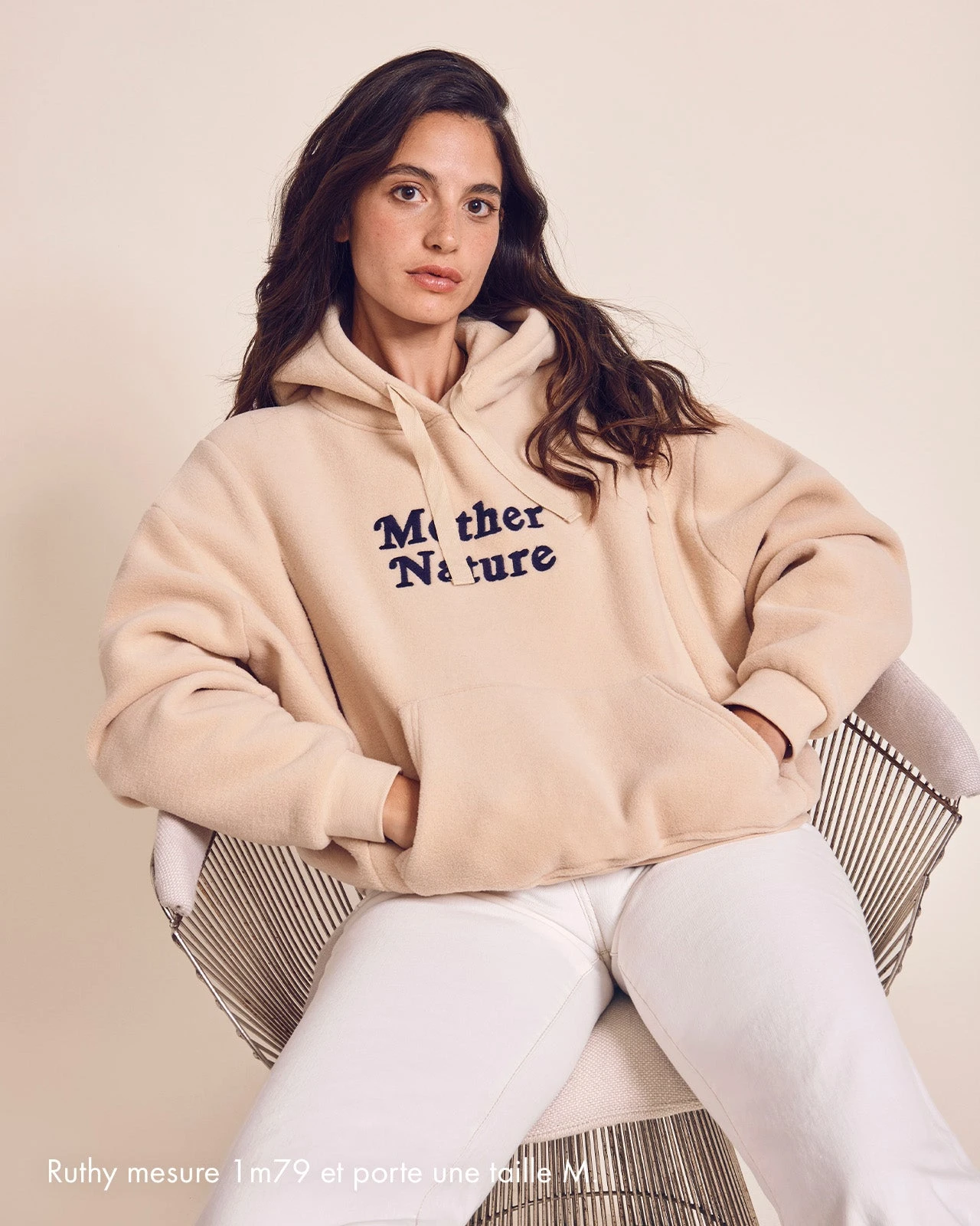 Le Hoodie D'allaitement Mother Nature En Polaire Recyclée - Latte 4 Le Hoodie D'allaitement Mother Nature En Polaire Recyclée - Latte – Image 2