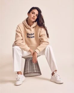 Le Hoodie D'allaitement Mother Nature En Polaire Recyclée - Latte 23 Le Hoodie D'allaitement Mother Nature En Polaire Recyclée - Latte -Bijoux Magasin Permanent Polairecreme Hoodieallaitementmothernature4 emoiemoi22Wweb