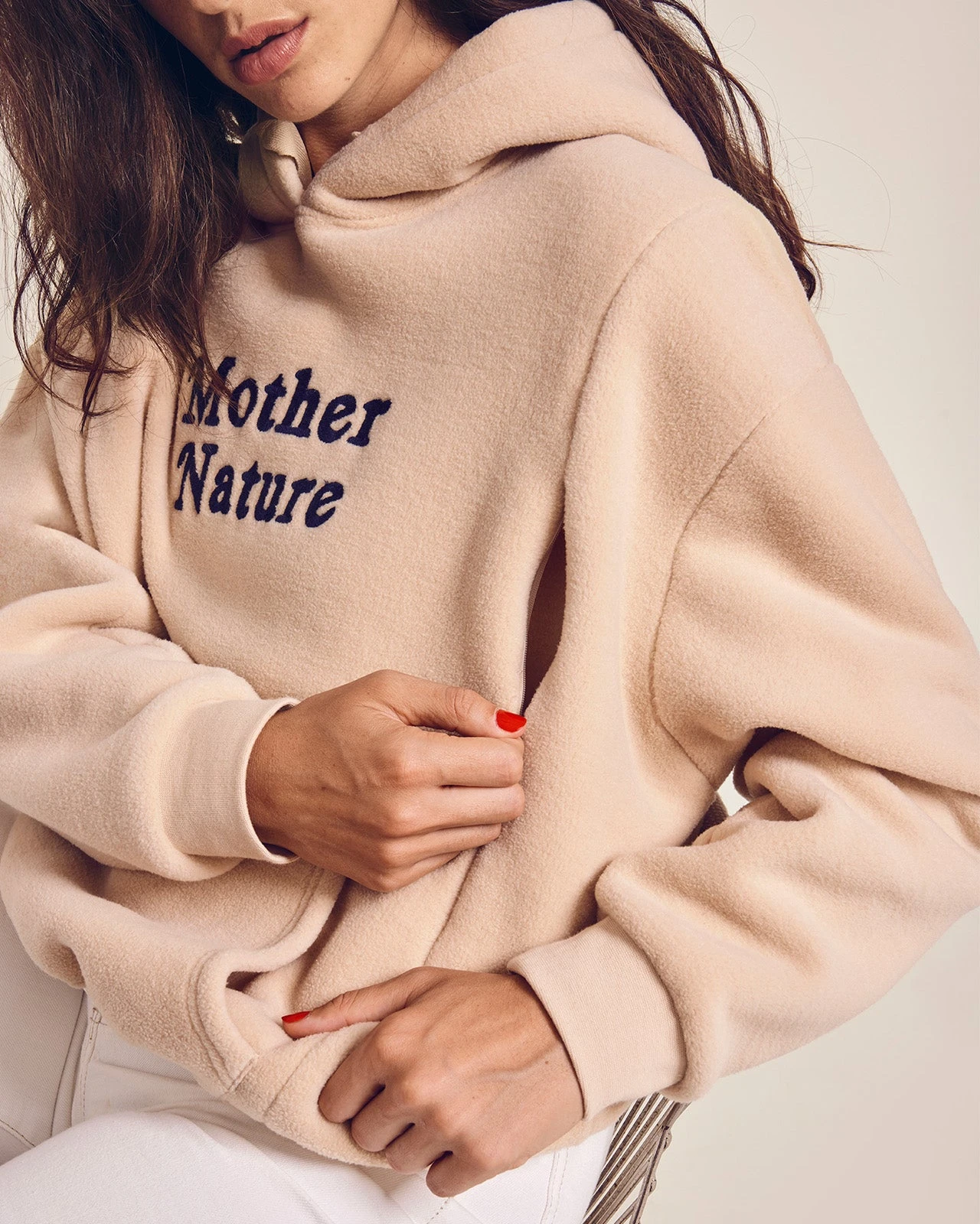 Le Hoodie D'allaitement Mother Nature En Polaire Recyclée - Latte 5 Le Hoodie D'allaitement Mother Nature En Polaire Recyclée - Latte – Image 3