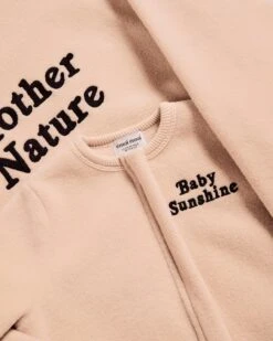 Le Hoodie Mother Nature En Polaire Recyclée - Beige -Bijoux Magasin Permanent Polairecreme Hoodiemothernature Combinaisonbabysunshine2 emoiemoi22Wweb 9f8467c4 6d66 442c 8218 04fb1269ff06