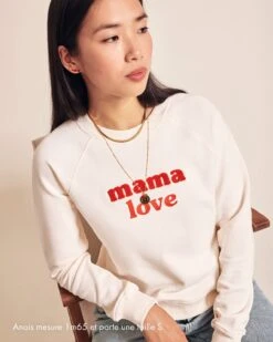 Le Sweat Brodé Mama Love En Coton Bio - Crème Et Rouge -Bijoux Magasin Permanent Sweatloverouge Mamalove Chaineboules60cmCOMPOmedailleinitiale25cmmedaillonmanoncoeurrouge chaineserpent40cm bouclesd oreilles3coeursrouge2 emoiemoi22Wwebtaille2