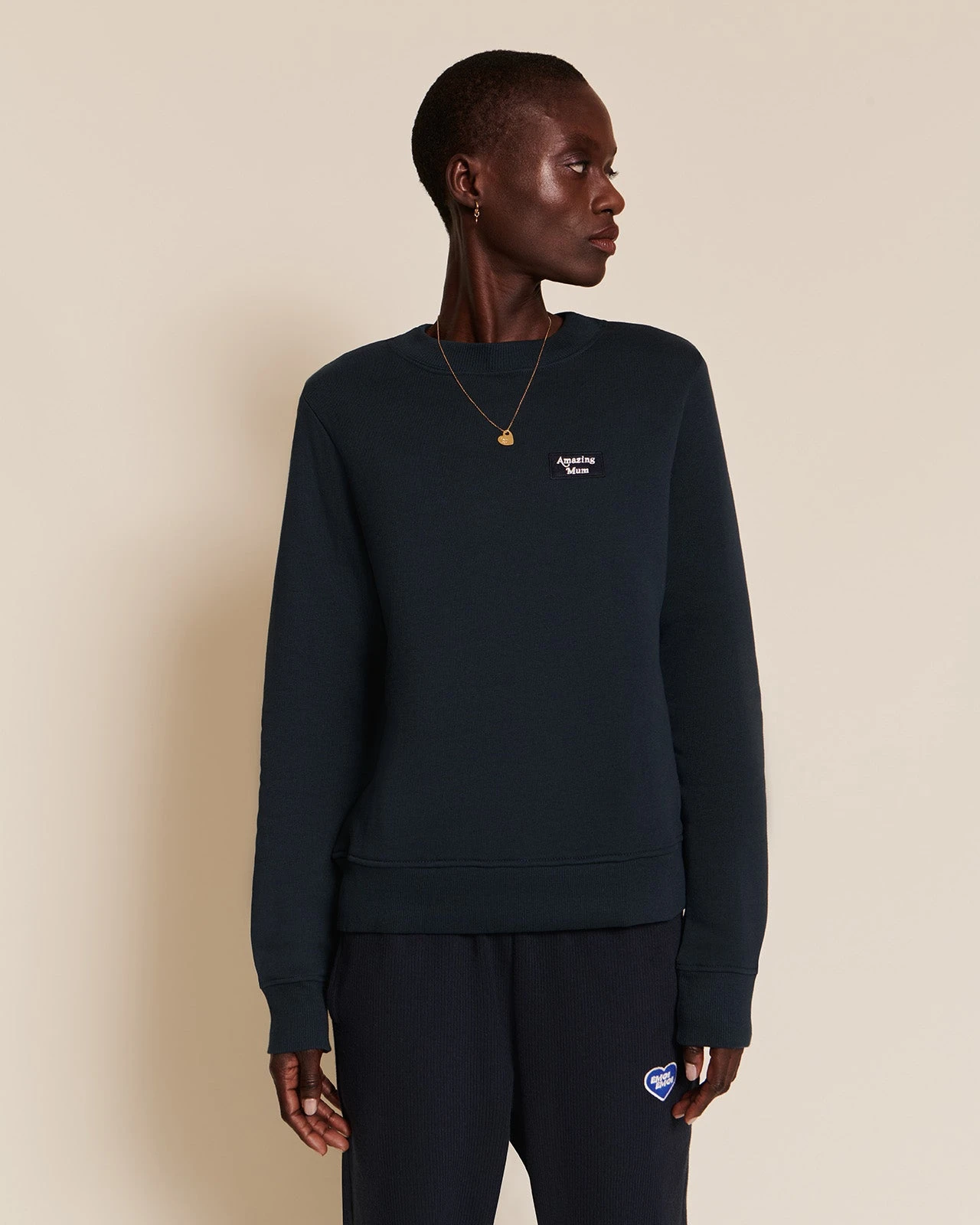 Le Sweat Mini Patch Amazing Mum En Coton Bio - Charbon 6 Le Sweat Mini Patch Amazing Mum En Coton Bio - Charbon – Image 4