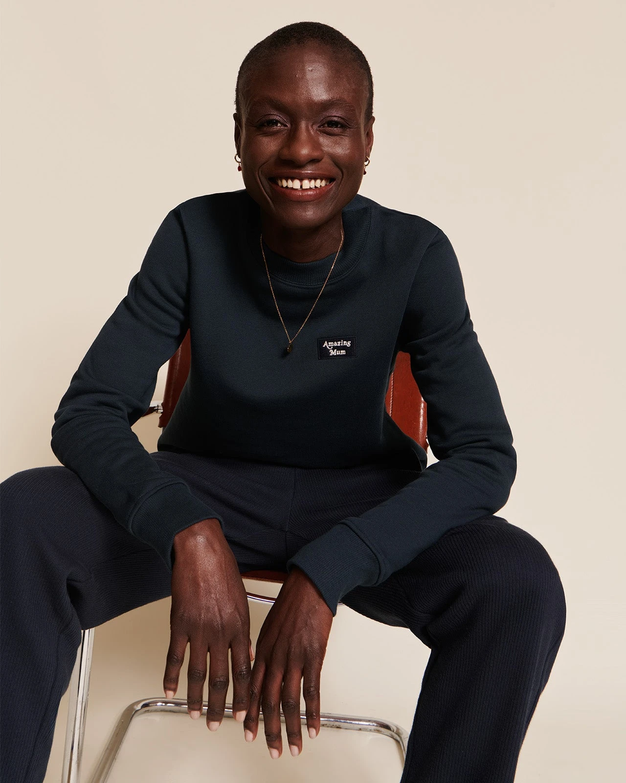 Le Sweat Mini Patch Amazing Mum En Coton Bio - Charbon 5 Le Sweat Mini Patch Amazing Mum En Coton Bio - Charbon – Image 3