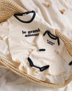 Le T-shirt Et Le Body Le Grand Amour - Crème -Bijoux Magasin RETOUCHES LE GRAND AMOUR P6A3921 LE GRAND AMOUR 1 1280X1600px
