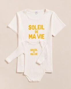Le T-shirt Soleil De Ma Vie En Coton Bio - Crème 21 Le T-shirt Soleil De Ma Vie En Coton Bio - Crème -Bijoux Magasin S24BodyML Soleildemavie creme T shirtJeanne Soleildemavie cremeemoiemoi 10 1615web 38b8396c 1c66 412c b60d 29ee8bb3ef92