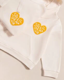Le Hoodie Soleil De Ma Vie Enfant En Coton Bio - Crème -Bijoux Magasin S24HoodieHabi Soleildemavie creme HoodieHarvey Soleildemavie cremeCOMPOemoiemoi 08 1543web