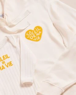 Le Body Soleil De Ma Vie En Coton Bio - Crème -Bijoux Magasin S24HoodieSilke Soleildemavie creme BodyML Soleildemavie cremeCOMPOemoiemoi 10 281web 4e771c6f bdc6 4f06 bee8 24428df9859c
