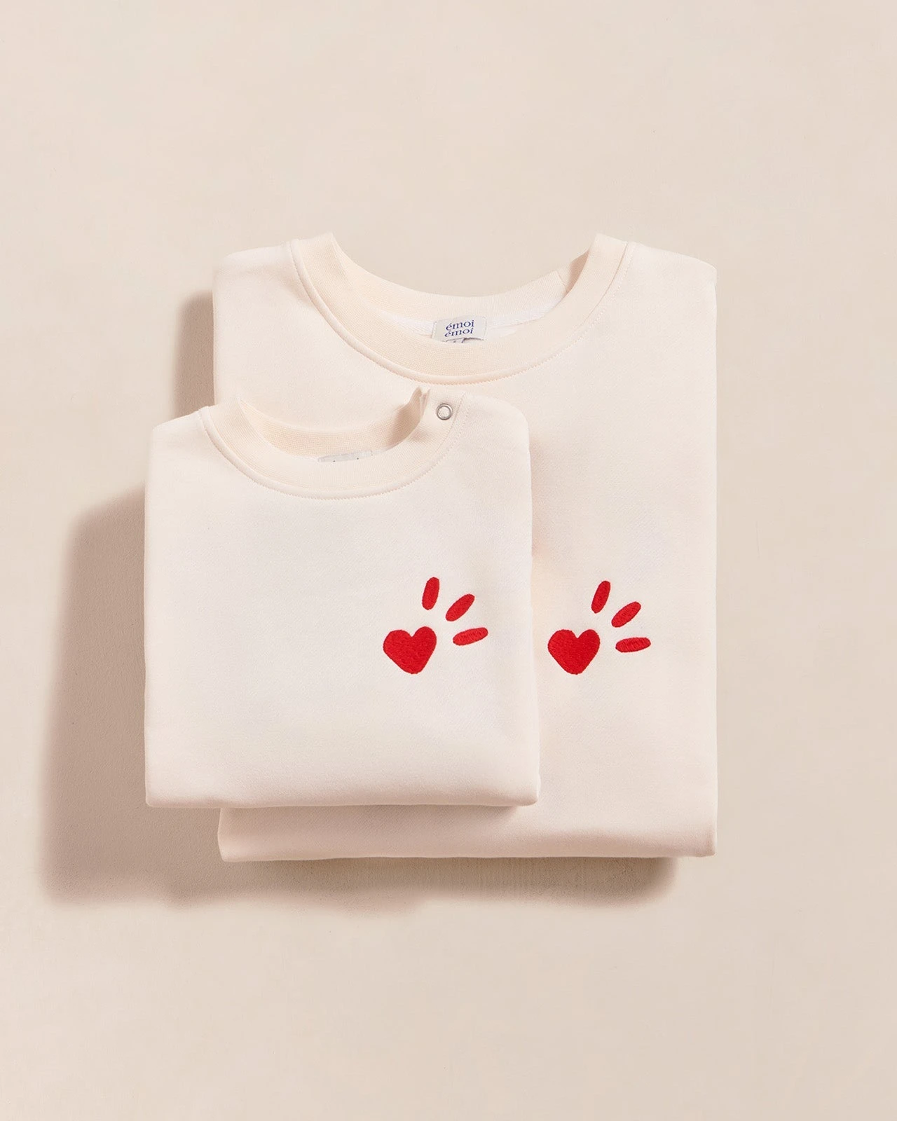 Le Duo De Sweats L'amour Est Déclaré En Coton Bio - Crème / Rouge 4 Le Duo De Sweats L'amour Est Déclaré En Coton Bio - Crème / Rouge – Image 2