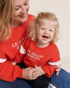 Le Sweat Le Grand Amour Enfant En Coton Bio - Rouge 22 Le Sweat Le Grand Amour Enfant En Coton Bio - Rouge -Bijoux Magasin S24SweatSammy Legrandamour rouge SweatLadyD Legrandamour rougeCOMPO jeanindigoemoiemoi 32 2159web