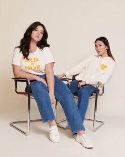Le Hoodie Soleil De Ma Vie Adulte En Coton Bio - Crème 25 Le Hoodie Soleil De Ma Vie Adulte En Coton Bio - Crème -Bijoux Magasin S24T shirtJeanne Soleildemavie creme HoodieHope Soleildemavie creme jeanindigoemoiemoi 42 2653web