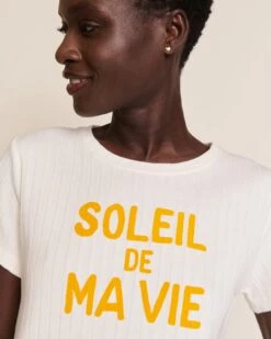 Le T-shirt Soleil De Ma Vie En Coton Bio - Crème 18 Le T-shirt Soleil De Ma Vie En Coton Bio - Crème -Bijoux Magasin S24T shirtJeanne Soleildemavie cremeemoiemoi 42 2775web