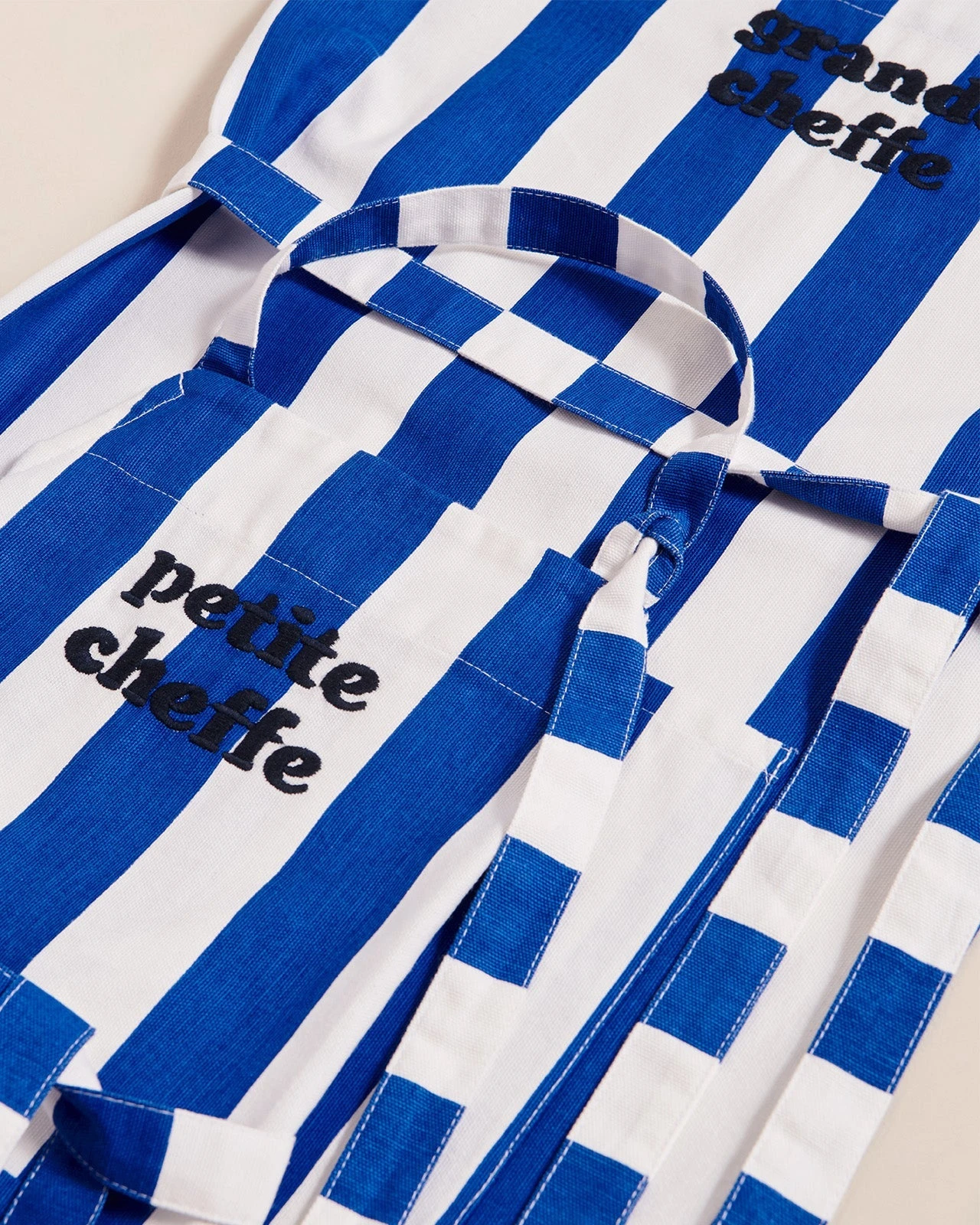 Le Duo De Tabliers Grande Cheffe X Petite Cheffe à Rayures En Coton - Bleu 4 Le Duo De Tabliers Grande Cheffe X Petite Cheffe à Rayures En Coton - Bleu – Image 2