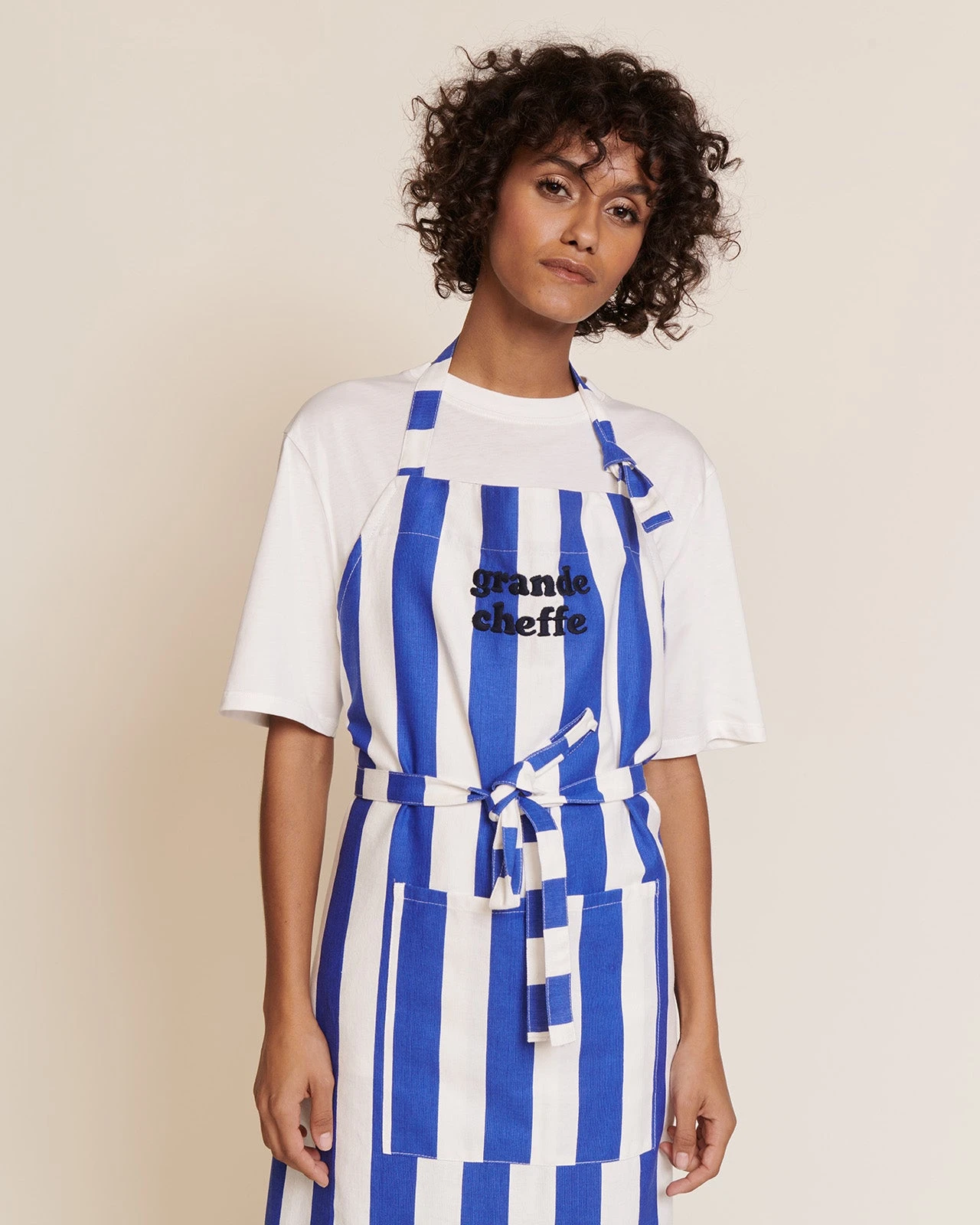 Le Duo De Tabliers Grande Cheffe X Petite Cheffe à Rayures En Coton - Bleu 5 Le Duo De Tabliers Grande Cheffe X Petite Cheffe à Rayures En Coton - Bleu – Image 3