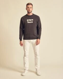 Le Sweat Brodé Papa Love En Coton Bio - Gris Anthracite -Bijoux Magasin SWPapalovegris 1280x1600px fe685a33 fb8c 4518 884b eb45a6d29f69
