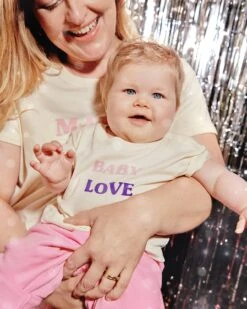 Le Duo De T-shirts Papa Love X Baby Love En Coton Bio - Crème -Bijoux Magasin TSBabyloveenfant 1280x1600px 36b08d95 64e8 4be3 85fa 45ad6c660144