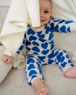 Le Pantalon Max En Cachemire - Cœurs Bleus - Hircus X émoi émoi 18 Le Pantalon Max En Cachemire - Cœurs Bleus - Hircus X émoi émoi -Bijoux Magasin W23Hircusxemoiemoi pullAri pantalonMax couverture emoiemoi P9082044web 54980e56 2c84 4b41 9d0c 3457dfdfdc70