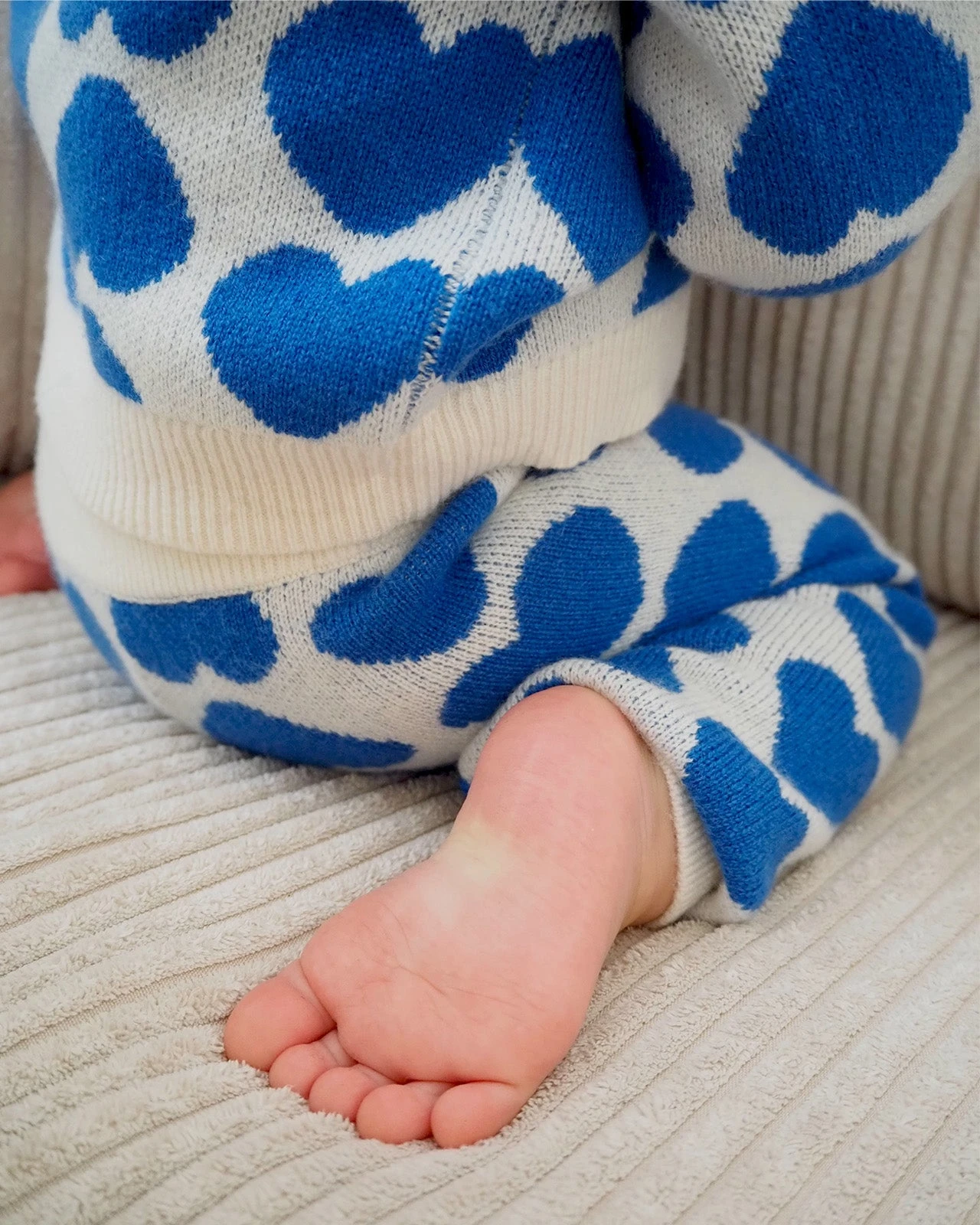 Le Pantalon Max En Cachemire - Cœurs Bleus - Hircus X émoi émoi 5 Le Pantalon Max En Cachemire - Cœurs Bleus - Hircus X émoi émoi – Image 3