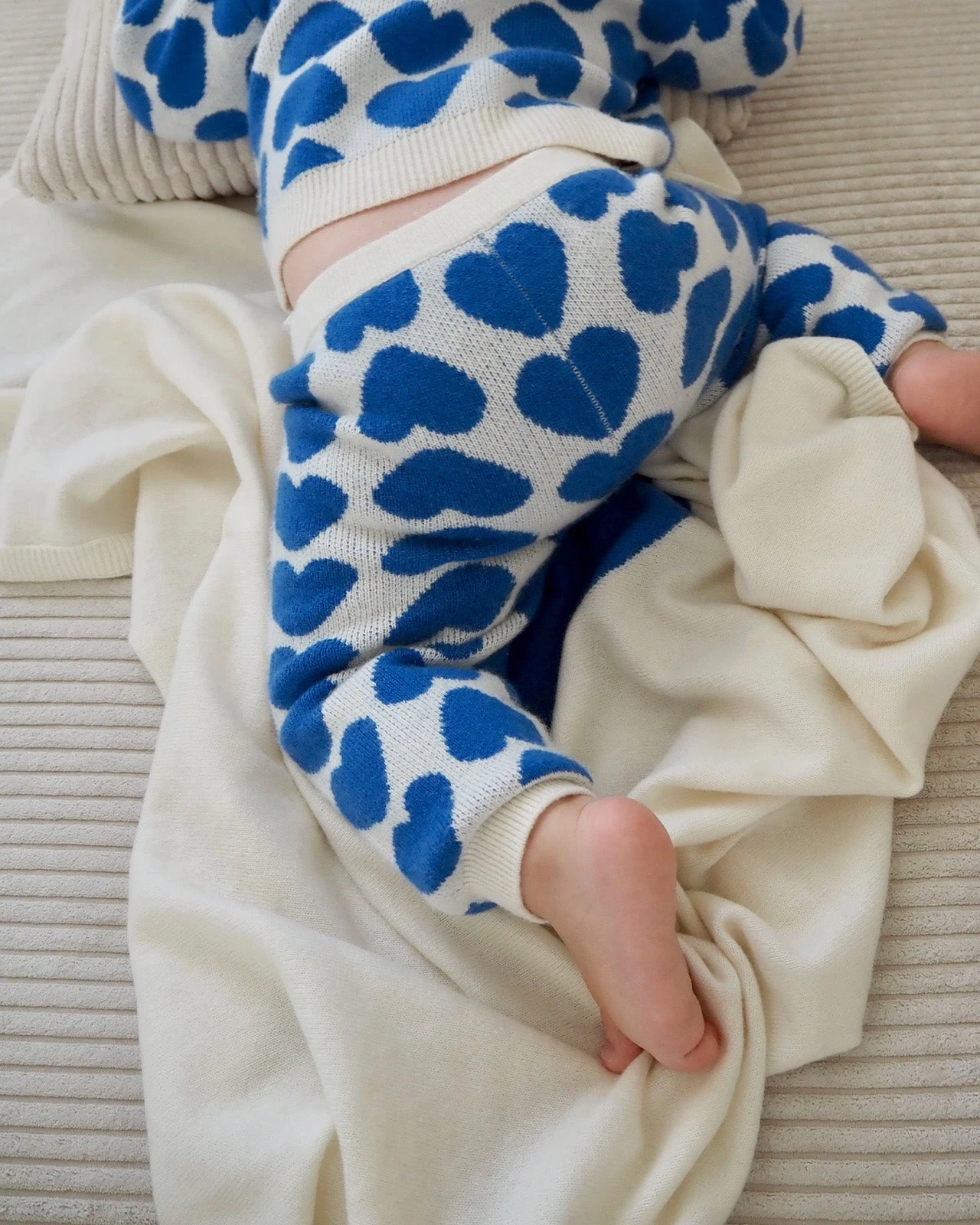 Le Pantalon Max En Cachemire - Cœurs Bleus - Hircus X émoi émoi 11 Le Pantalon Max En Cachemire - Cœurs Bleus - Hircus X émoi émoi – Image 9