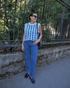 Le Pull Davia Sans Manches En Cachemire - Cœurs Bleus - Hircus X émoi émoi -Bijoux Magasin W23Hircusxemoiemoi pullDavia jeanindigo emoiemoi IMG 0595web