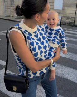 Le Pantalon Max En Cachemire - Cœurs Bleus - Hircus X émoi émoi 21 Le Pantalon Max En Cachemire - Cœurs Bleus - Hircus X émoi émoi -Bijoux Magasin W23Hircusxemoiemoi pullDavia jeanindigo pullAri pantalonMax emoiemoi IMG 0602web