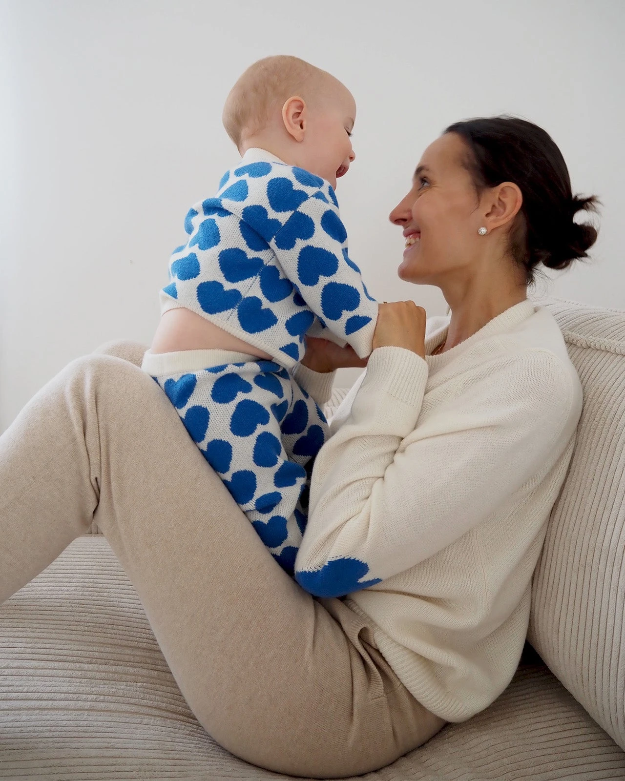 Le Pantalon Max En Cachemire - Cœurs Bleus - Hircus X émoi émoi 14 Le Pantalon Max En Cachemire - Cœurs Bleus - Hircus X émoi émoi – Image 12