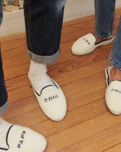 Les Chaussons Mama Cool En Laine Bouclette - Angarde X émoi émoi -Bijoux Magasin chaussons angarde papa cool mama cool moumoutte 1 1280x1600px