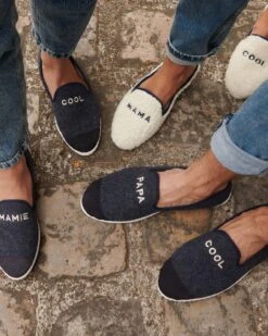 Les Chaussons Mama Cool En Laine Bouclette - Angarde X émoi émoi -Bijoux Magasin chaussons angarde papa cool mamie cool bleu mama cool moumoutte 1 1280x1600px