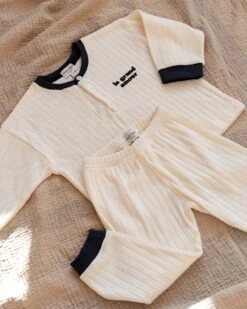 L'ensemble De Pyjama Le Grand Amour Enfant En Coton Bio - Crème -Bijoux Magasin ensemble de pyjama jules et pia le grand amour creme 1
