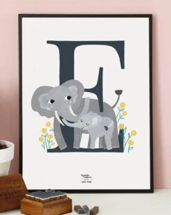 L'affiche Initiale 30 X 40 Cm - Michelle Carlslund X émoi émoi - édition Limitée -Bijoux Magasin l affiche alphabet par michelle carlslund edition limitee emoi emoi 16