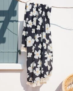 La Grande Fouta Anémones En Coton Bio - Bleu Nuit -Bijoux Magasin la fouta en coton bio anemones nuit df3739fe f90b 448a 9c8c 276c5a2c6ff7