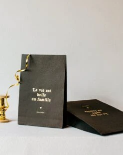 La Grande Pochette Cadeau La Vie Est Belle En Famille - 27 X 38 Cm - Gris Anthracite -Bijoux Magasin la grande pochette cadeau la vie est belle en famille 27 x 38 cm gris anthracite 1