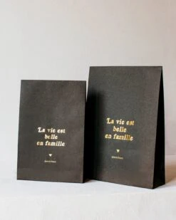 La Grande Pochette Cadeau La Vie Est Belle En Famille - 27 X 38 Cm - Gris Anthracite -Bijoux Magasin la grande pochette cadeau la vie est belle en famille 27 x 38 cm gris anthracite 2