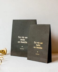 La Grande Pochette Cadeau La Vie Est Belle En Famille - 27 X 38 Cm - Gris Anthracite -Bijoux Magasin la grande pochette cadeau la vie est belle en famille 27 x 38 cm gris anthracite 5