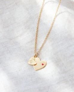 La Médaille Deux Cœurs Rouges - Dorée à L'or Fin 24 Carats - 15mm 12 La Médaille Deux Cœurs Rouges - Dorée à L'or Fin 24 Carats - 15mm -Bijoux Magasin la medaille deux coeurs en email rouge et or fin 24 carats emoi emoi 1 17d7cce3 9ced 4973 b460 84ceac5300ae