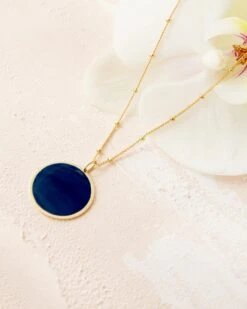 La Médaille Ronde Bleu Nuit - 20mm -Bijoux Magasin la medaille email 20 mm bleu nuit emoi emoi 5 d9e504e8 8759 47c2 8e50 ca2d0ed31ef7