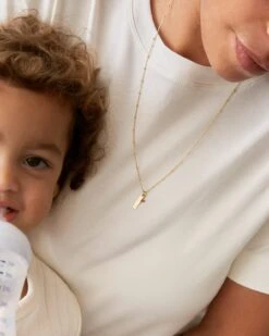 La Médaille Initiale Baguette - Dorée à L'or Fin 24 Carats - 15mm -Bijoux Magasin la medaille initiale baguette 15 mm doree a lor fin 24 carats 1 6e552454 f410 48a7 954c 4a933dc8209e