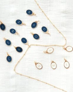 La Médaille Initiale Ovale - Bleu Nuit - 10mm -Bijoux Magasin la medaille initiale ovale 10 mm bleu nuit 11 2494826f 25cd 4e8f aebd db11c31080e0