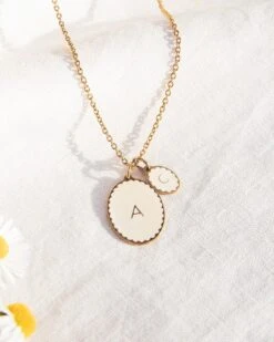 La Médaille Initiale Ovale - Ivoire - 10mm -Bijoux Magasin la medaille initiale ovale ivoire 10 mm emoi emoi 2 2b055bed 7687 4d16 afd6 b2d8a7ebe935