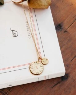 La Médaille Initiale Précieuse - 10 Mm - En Vermeil - Argent Et Or 24 Carats -Bijoux Magasin la medaille initiale precieuse 10 mm en vermeil argent et or 24 carats emoi emoi 11