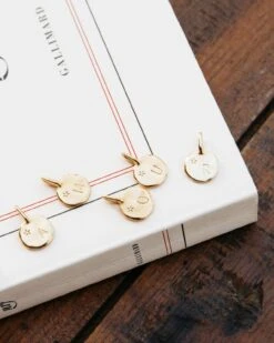 La Médaille Initiale Précieuse Seule - En Vermeil - 10mm -Bijoux Magasin la medaille initiale precieuse 10 mm en vermeil argent et or 24 carats emoi emoi 15 96da1e26 f351 473b bceb 6758a7615c5a