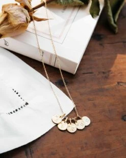 La Médaille Initiale Précieuse Seule - En Vermeil - 10mm -Bijoux Magasin la medaille initiale precieuse 10 mm en vermeil argent et or 24 carats emoi emoi 20 75383a35 90b5 43c8 8941 a99083c76306